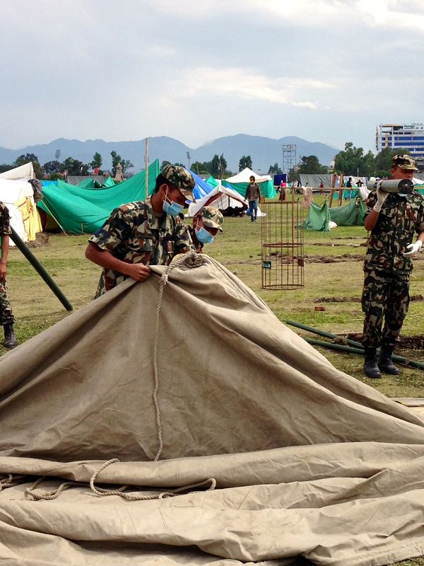 Militares levantando tiendas de campaña.