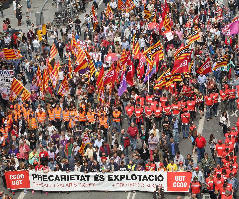 Miles de personas participan en la manifestación del Primero de Mayo convocada en Barcelona por los principales sindicatos catalanes, CCOO y UGT, que ha arrancado de la plaza Catalunya.