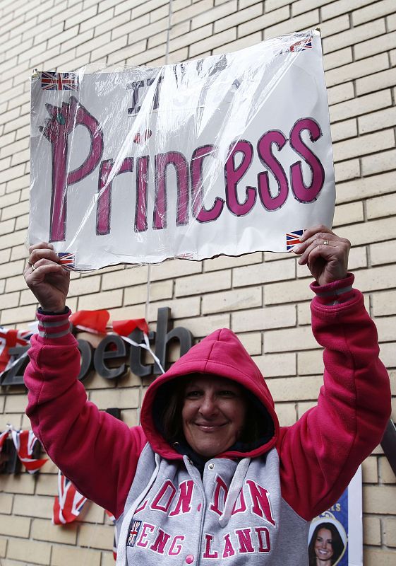 Una mujer celebra el nacimiento levantando un cartel con la leyenda 'Es una princesa'.