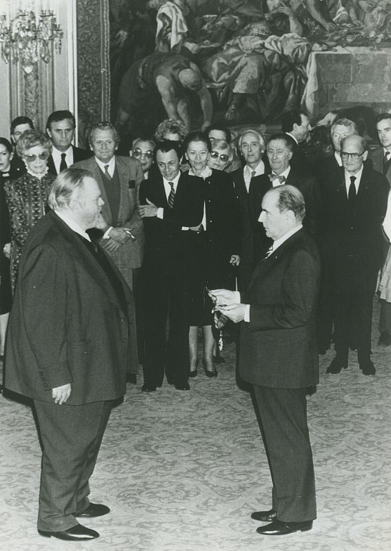 Orson Welles es condecorado por el presidente francés François Mitterrand (1982)