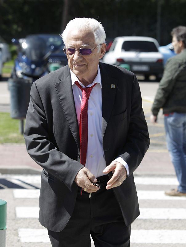El padre Ángel a su llegada a la capilla ardiente de Jesús Hermida en el tanatorio madrileño de La Paz