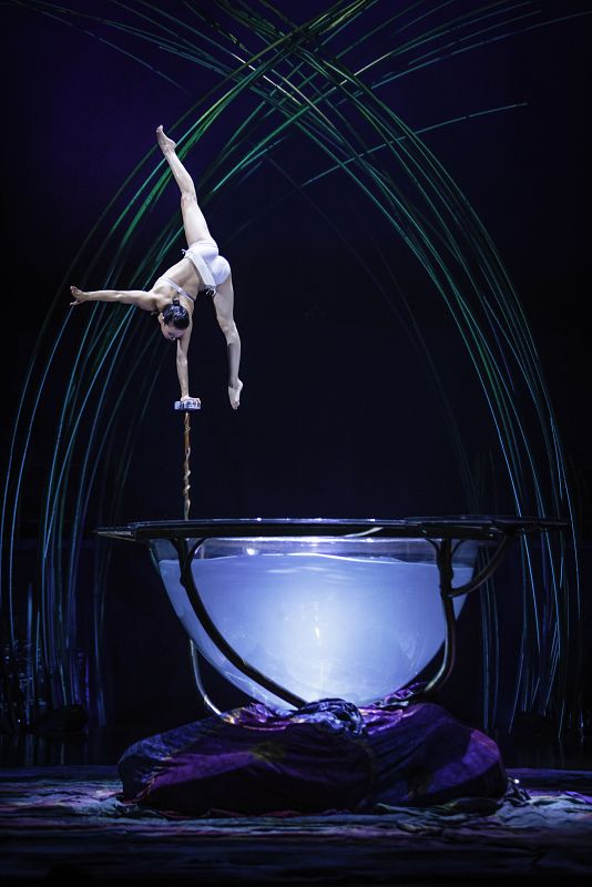 "Miranda", acrobacias sobre el estanque de agua del espectáculo 'Amaluna' del Circo del Sol