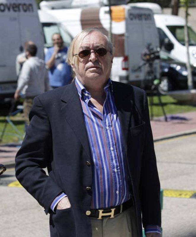 El periodista Pepe Oneto a su llegada a la capilla ardiente de Jesús Hermida en el tanatorio madrileño de La Paz