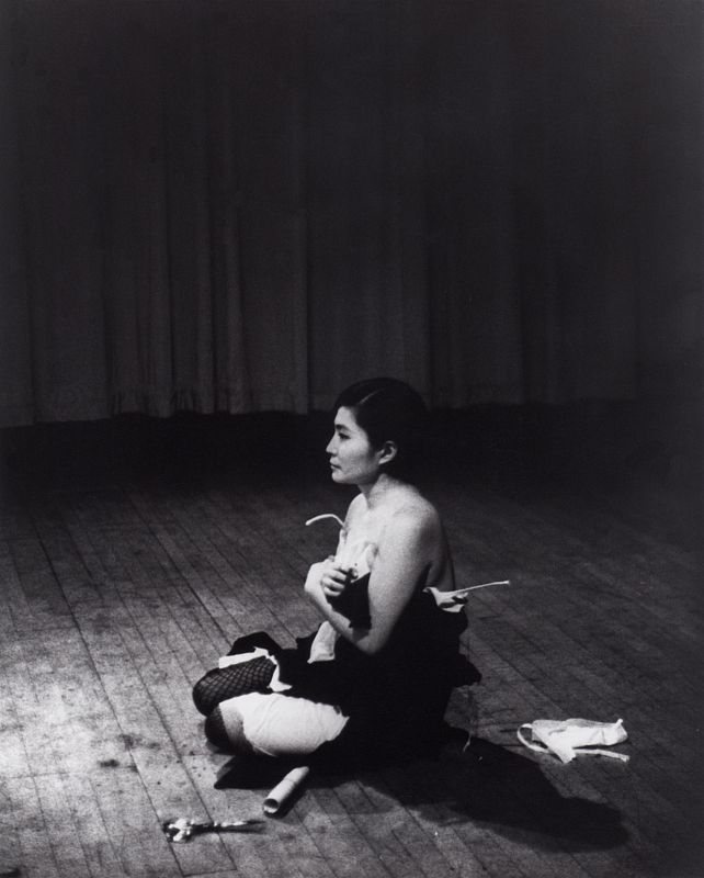 "Pieza de recorte", Performance de Yoko Ono (1964)