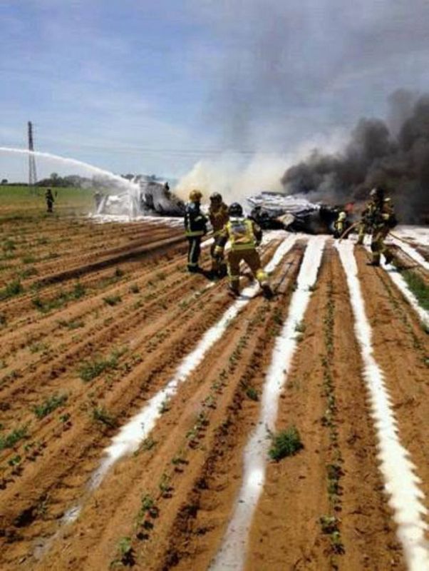 Los bomberos trabajan en la zona del accidente en Sevilla