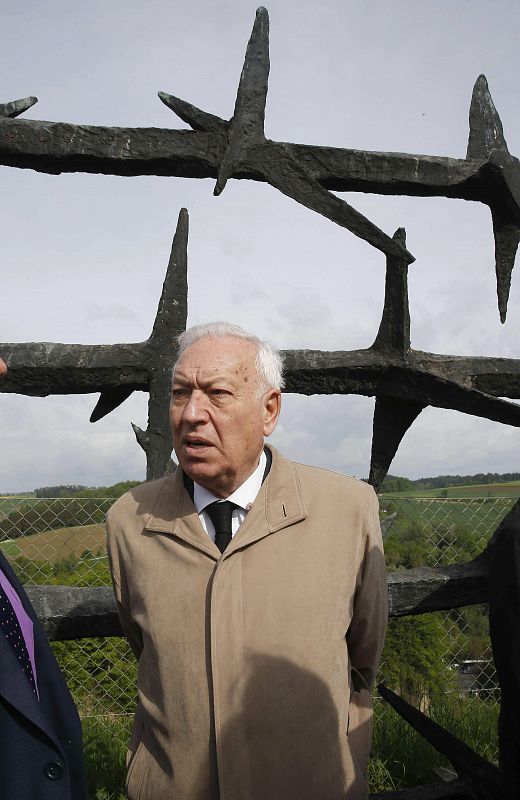 José Manuel García-Margallo, durante la ofrenda floral ante el monumento a los republicanos españoles muertos en el campo de exterminio nazi de Mauthausen.