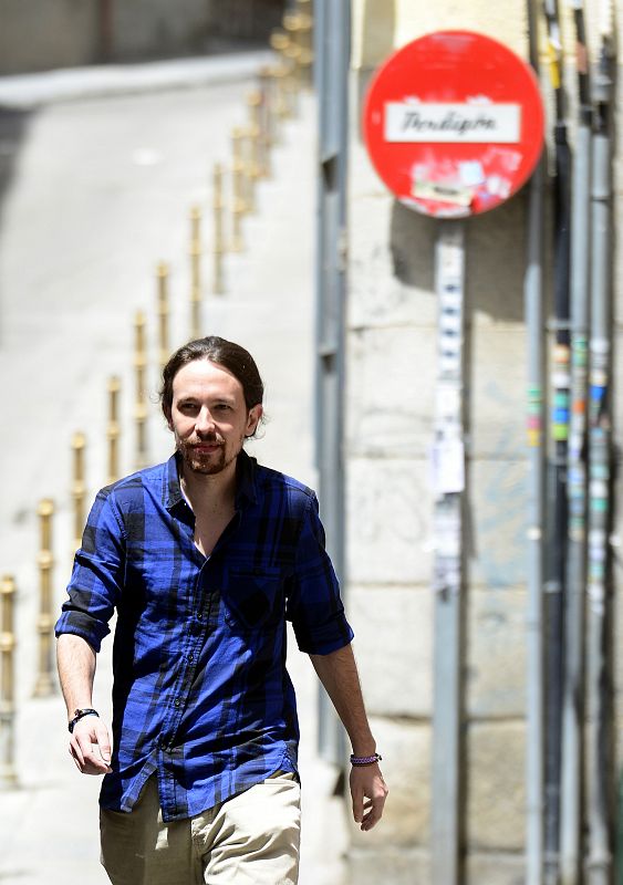 Pablo Iglesias camina por una calle de Madrid.