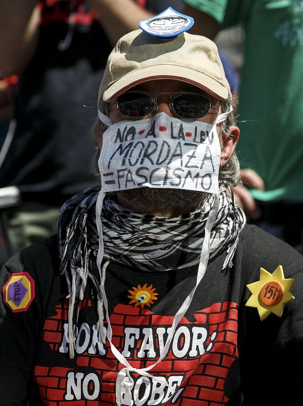 Un manifestante, con una máscara contra la llamada "Ley Mordaza".