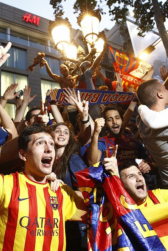 Los aficionados han salido a la calle después de que el Barça ganase 0-1 al Atlético de Madrid.