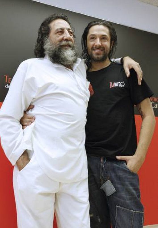 El cantante y guitarrista Manuel Molina y el bailarín y coreógrafo Rafael Amargo, durante la presentación de "La difícil sencillez"