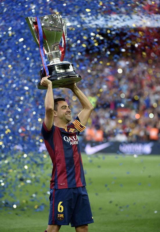 El capitán recibe el trofeo de campeón de Liga.