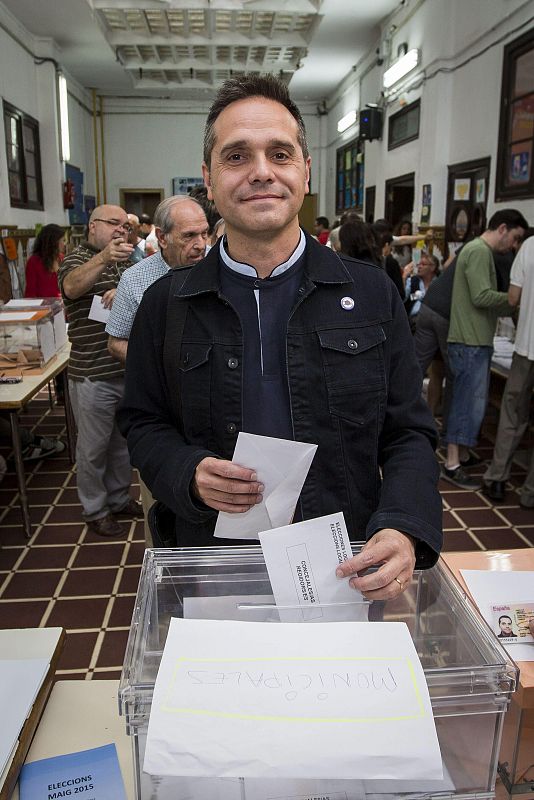 El candidato de EU a la alcaldía de Valencia, Amadeu Sanchís, ejerce su derecho al voto para las elecciones del 24M.