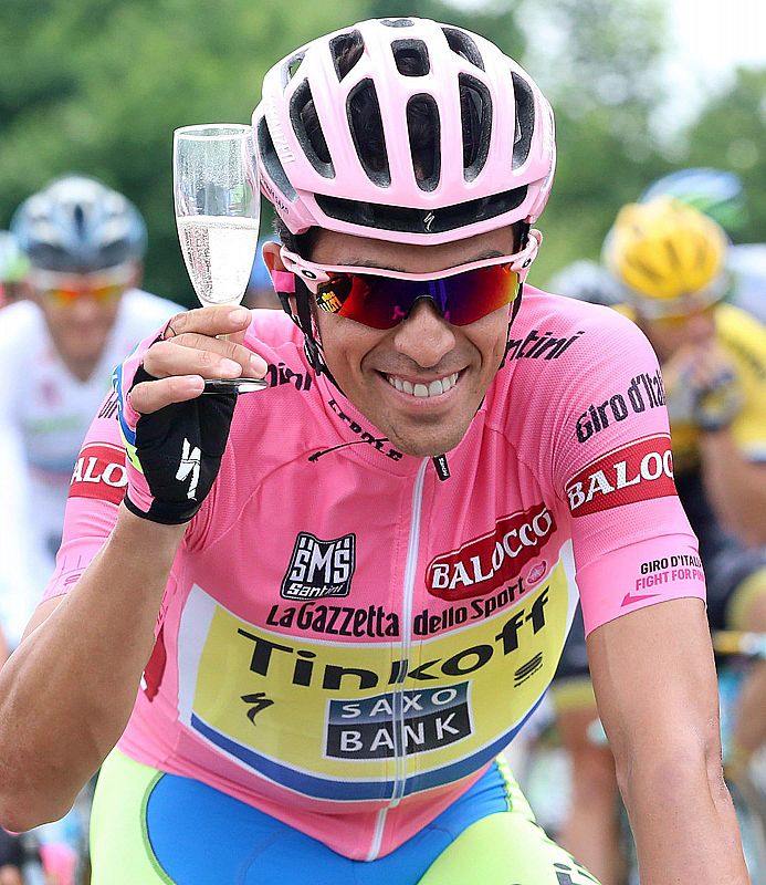 Contador celebra su victoria en el Giro con una copa de Champán.