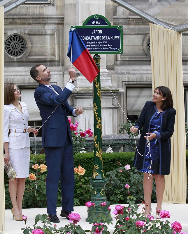 La alcaldesa de París, Anne Hidalgo, y el rey Felipe VI descubren una placa en la inauguración del Jardín de los combatientes de La Nueve.