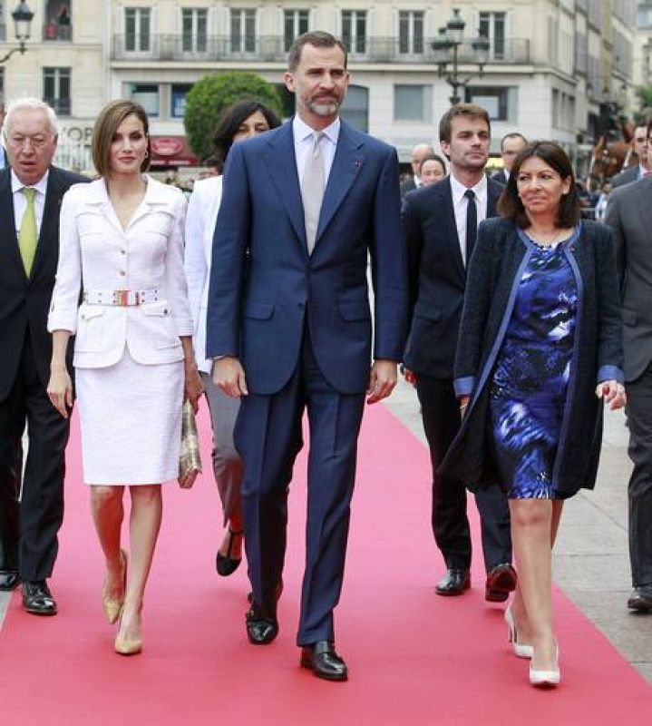 La alcaldesa de París, Anne Hidalgo, acompañando a los reyes de España a su llegada al ayuntamiento.