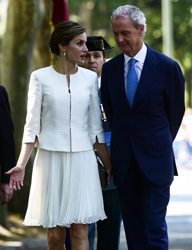 La reina Letizia habla con el ministro de Defensa, Pedro Morenés.