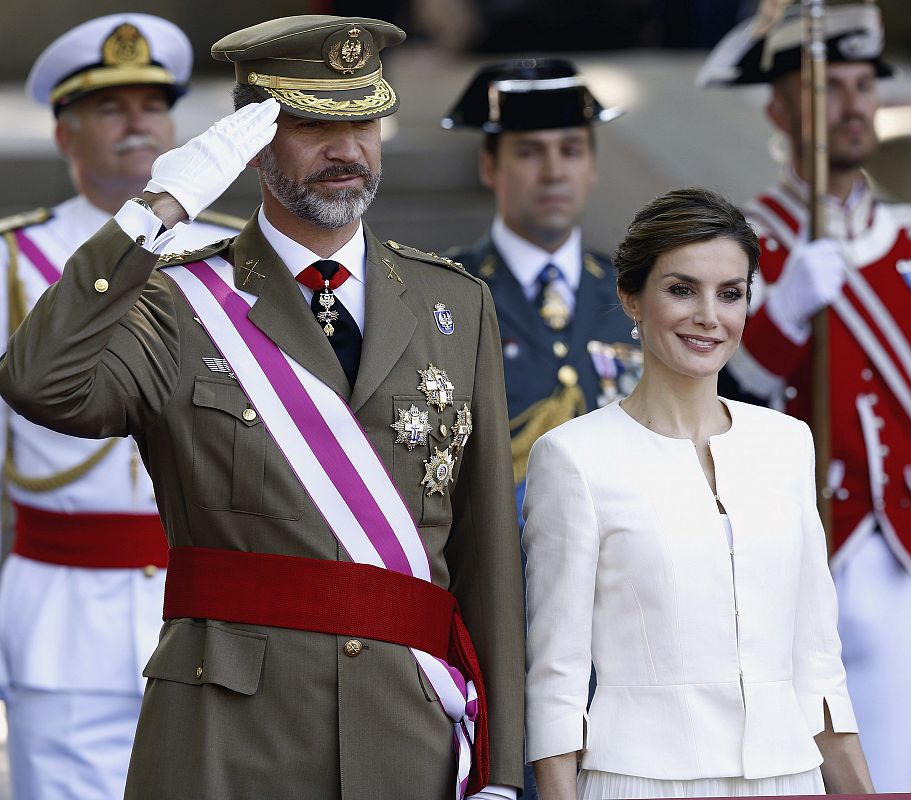 Los reyes Felipe y Letizia en la Plaza de La Lealtad, durante el desfile militar celebrado con motivo de la celebración del Día de Las Fuerzas Armadas que presiden por vez primera vez.