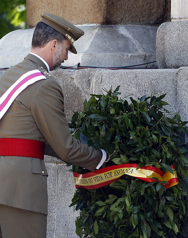 El rey realiza la ofrenda floral ante el Monumento a los Caídos durante el acto central del Día de las Fuerzas Armadas.