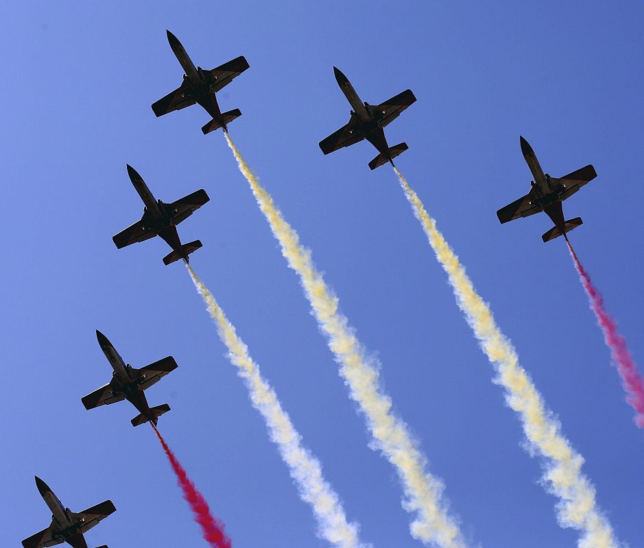 La patrulla Águila, formada por siete aviones C-101, dibuja en el aire los colores de la enseña nacional.