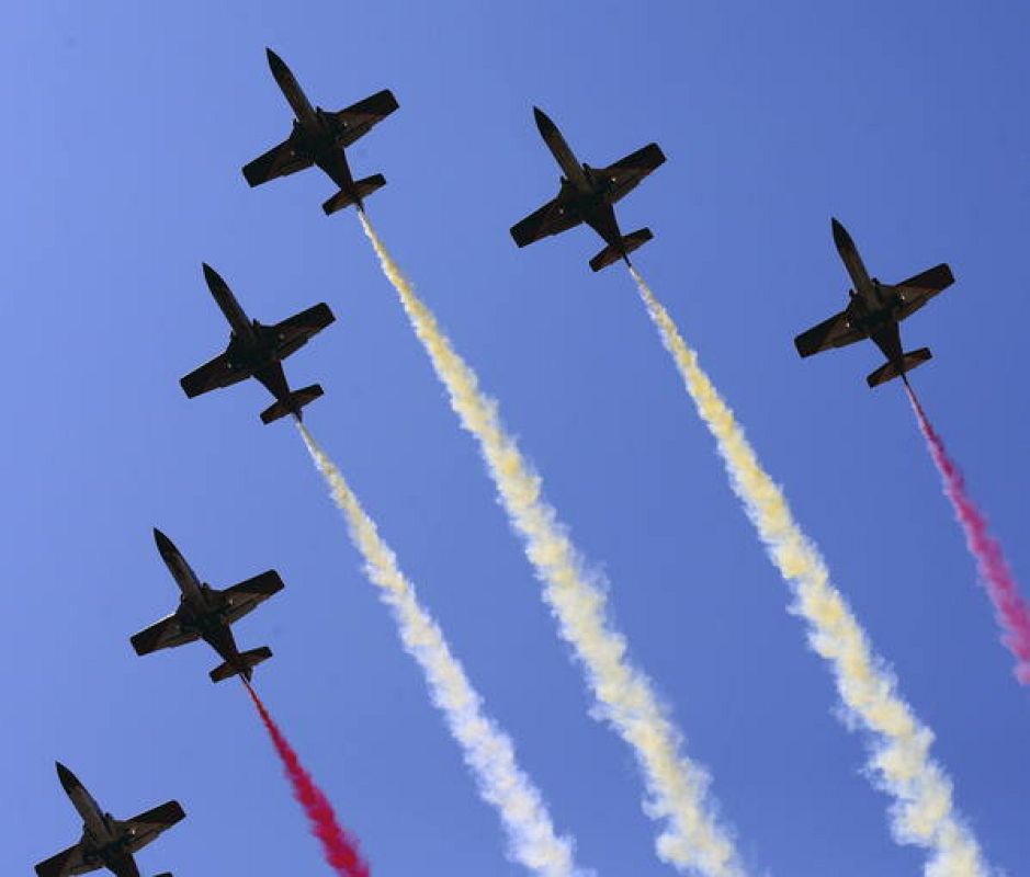 La patrulla Águila, formada por siete aviones C-101, dibuja en el aire los colores de la enseña nacional.
