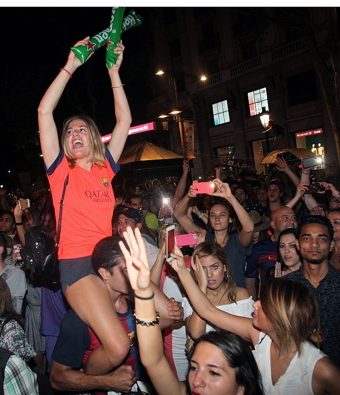 Los aficionados del FC Barcelona celebran en la Fuente de Canaletes la victoria de su equipo a la Juventus de Turín por 3-1.