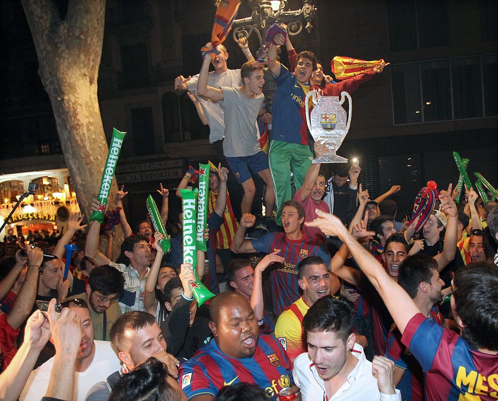 Los aficionados del FC Barcelona celebran la victoria de su equipo en la Champions League en Canaletas, epicentro de los festejos azulgranas, en la Rambla de Barcelona. 