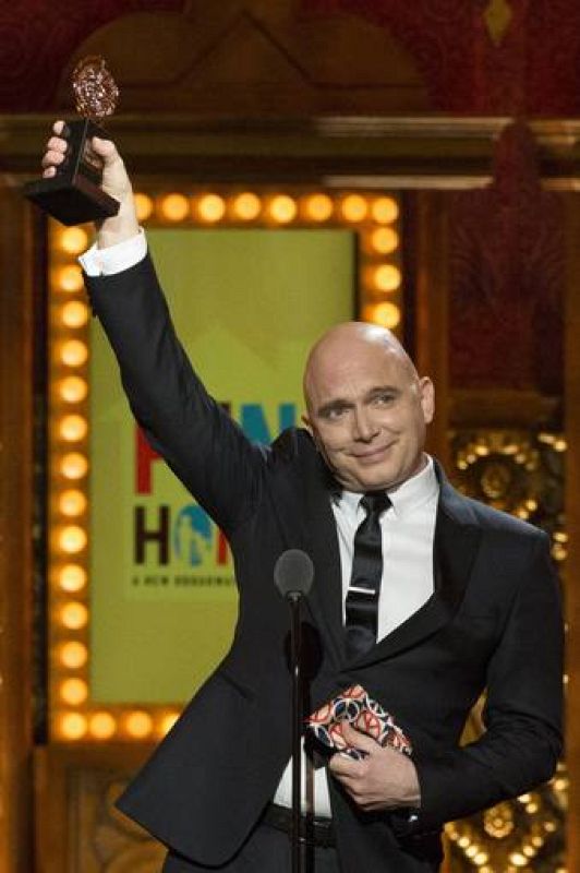 El actor Michael Cerveris recoge el premio a la mejor interpretación masculina protagonista en un musical por su papel en 'Fun Home'. 