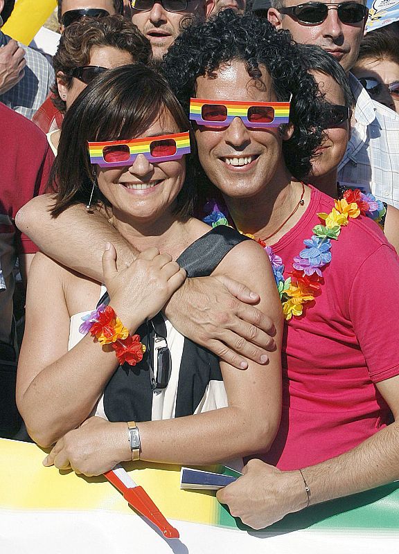 La entonces ministra de Cultura, Carmen Calvo, y Zerolo, secretario de Movimientos Sociales y Relaciones con ONG del PSOE, en la marcha del Orgullo Gay de 2007 en Madrid
