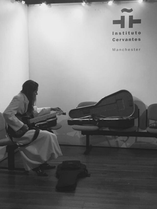 Maika Makovski afina su guitarra antes del concierto en el Instituto Cervantes de Manchester