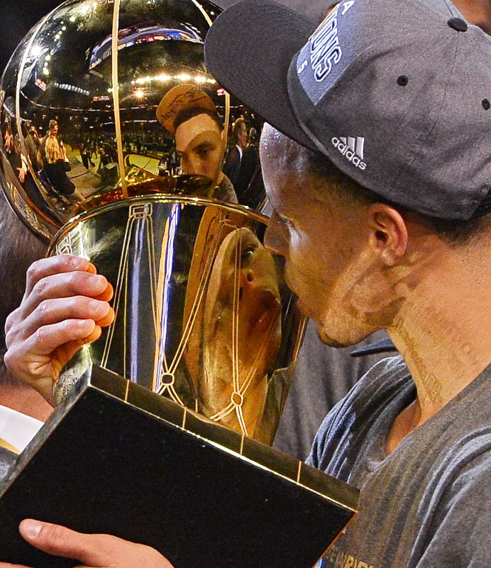 Stephen Curry besa el trofeo de campeón de la NBA después de vencer a Cavaliers.
