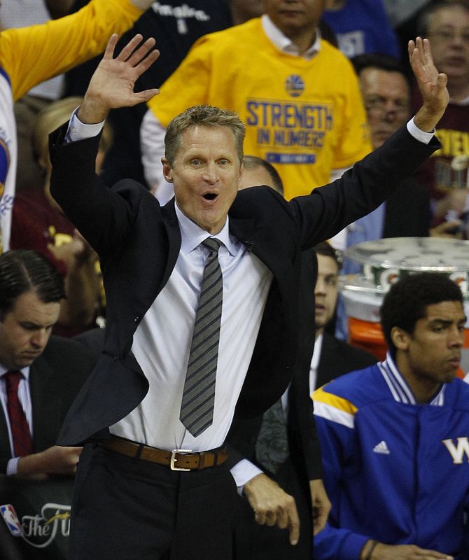 El entrenador de los Warriors, Steve Kerr, celebra la victoria de su equipo ante los Cavaliers.