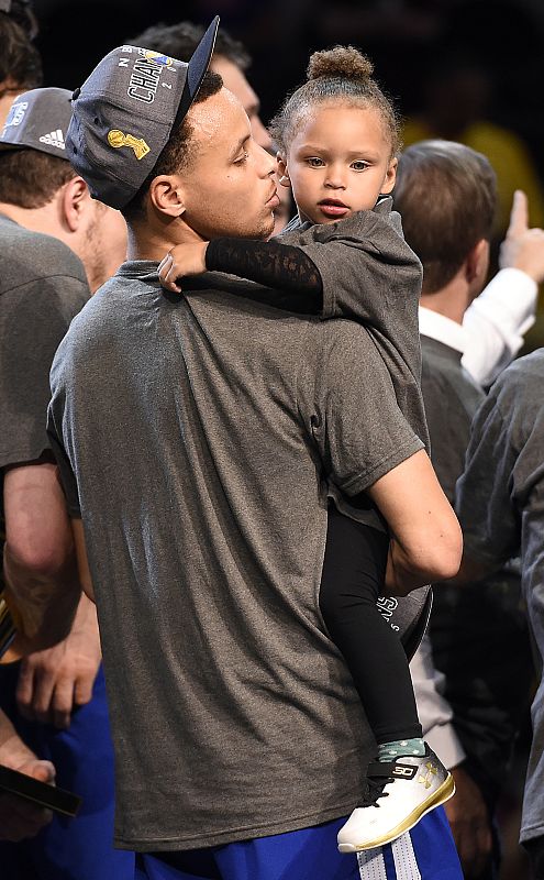 Stephen Curry, junto a su hija Riley Curry, en la celebración por el título de la NBA de los Warriors.