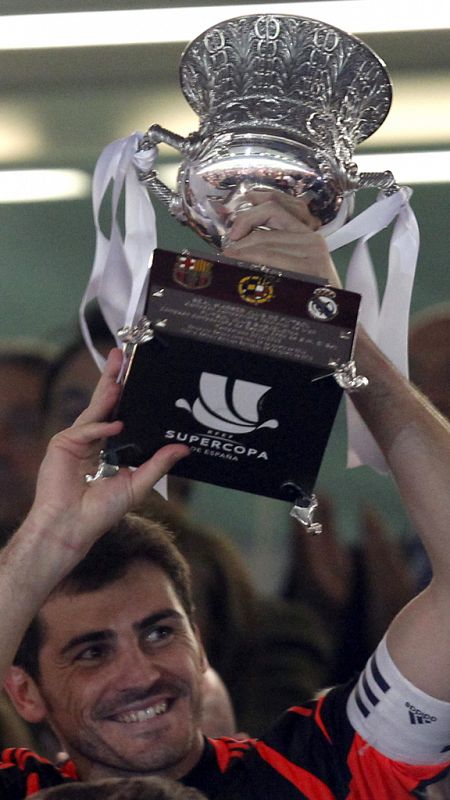 Casillas levanta la Supercopa de España 2012