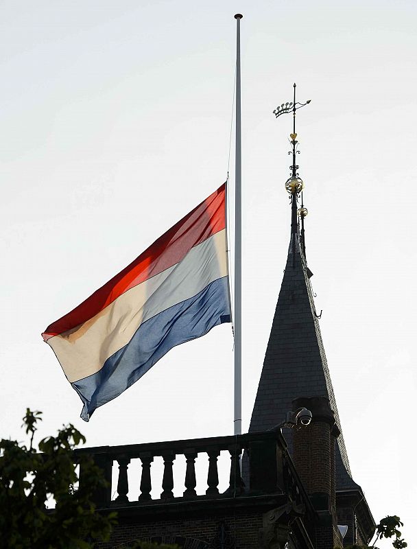 La bandera de Holanda ondea a media asta sobre la primera cámara de La Haya