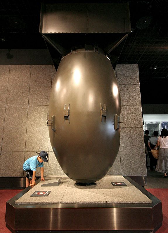 Un niño observa una réplica de "Fat Man", la bomba atómica lanzada sobre Nagasaki en 1945