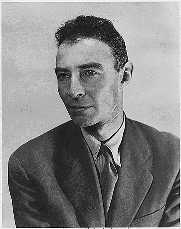 El físico y director del proyecto Manhattan, Robert Oppenheimer, en 1944