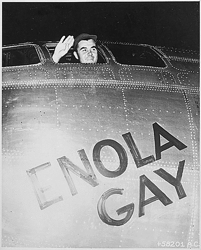 El coronel Paul W. Tibbets, piloto del el B-29 Enola Gay