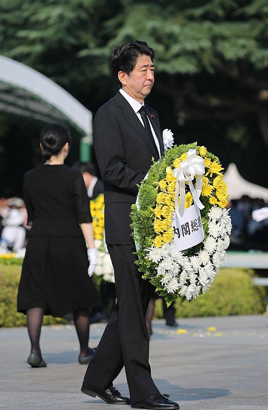 Shinzo Abe, primer ministro de Japón, coloca una corona de flores en el altar preparado por la conmemoración del 70 aniversario del lanzamiento de la primera bomba nuclear en Hiroshima.