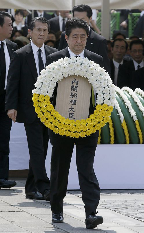 El primer ministro japonés, Shinzo Abe, lleva flores a las víctimas