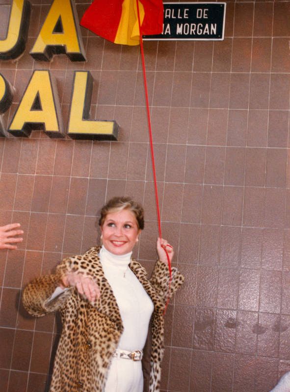Lina Morgan descubre una placa de una calle que lleva su nombre, en 1986