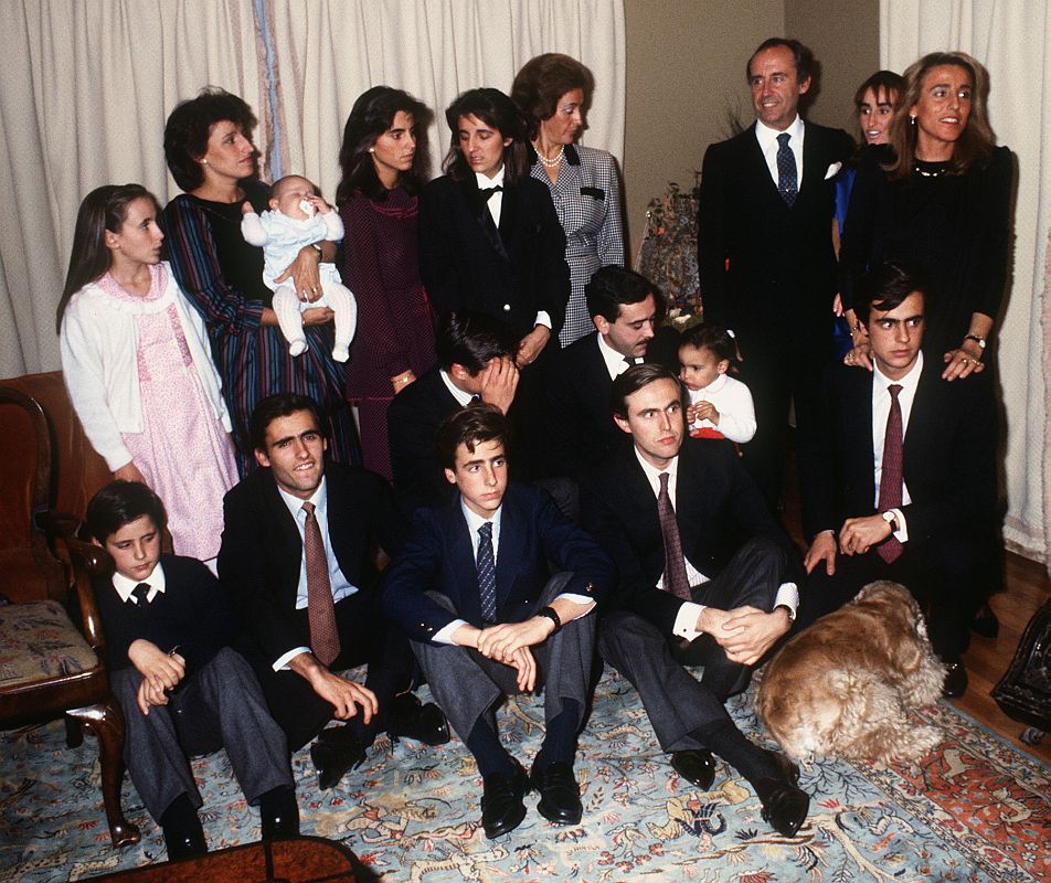 José María Ruiz Mateos y su esposa, María Teresa Rivero, en 1986 rodeados de sus trece hijos y sus dos nietos