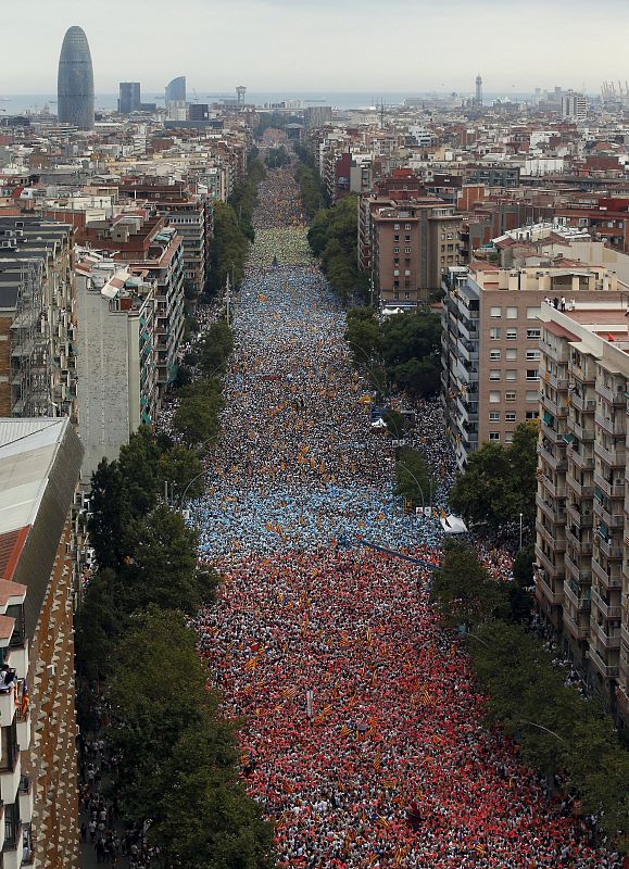 La avenida Meridiana de Barcelona se llenó de ciudadanos celebrando la manifestación de la Diada en un ambiente tan festivo como reivindicativo. La llenaron entre 550.000 personas (según la Delegación del Gobierno) y 1,4 millones (según la Guardia Ur