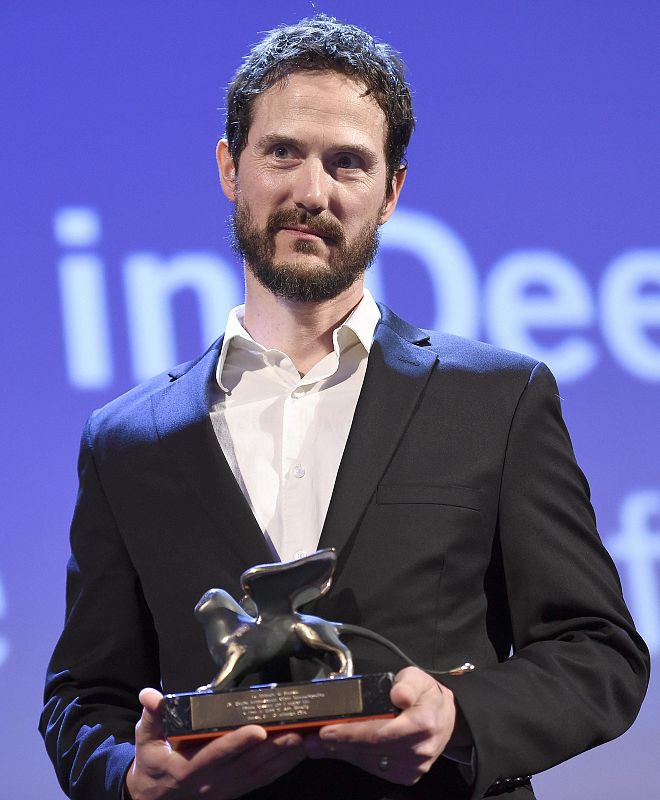 El director norteamericano Jake Mahaffy recoge el premio a mejor filme por su obra 'Free in deed'.