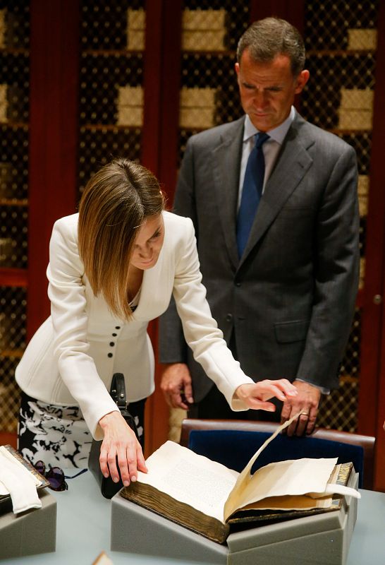 El rey Felipe VI y la reina Letizia observan una de las obras expuestas en la Biblioteca Nacional Fred W. Smith para el Estudio de George Washington.