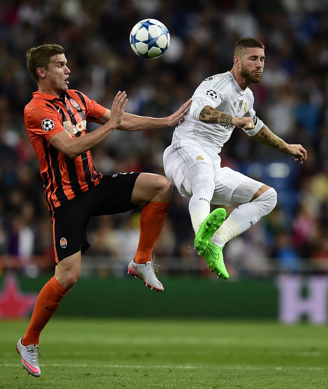 El madridista Sergio Ramos disputa un balón por alto con Oleksandr Hladkyi, del Shakhtar