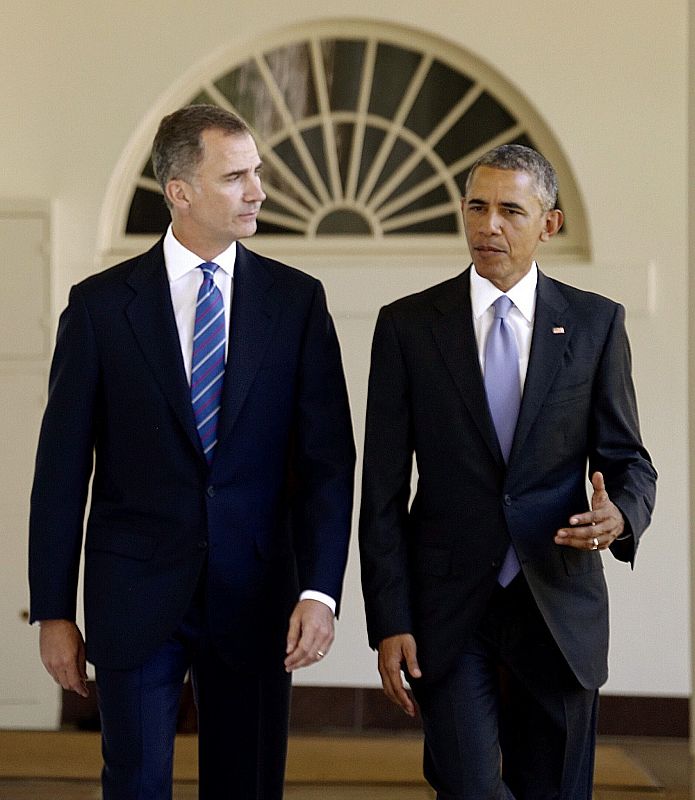 El rey Felipe y el presidente de EEUU pasean por la Casa Blanca.