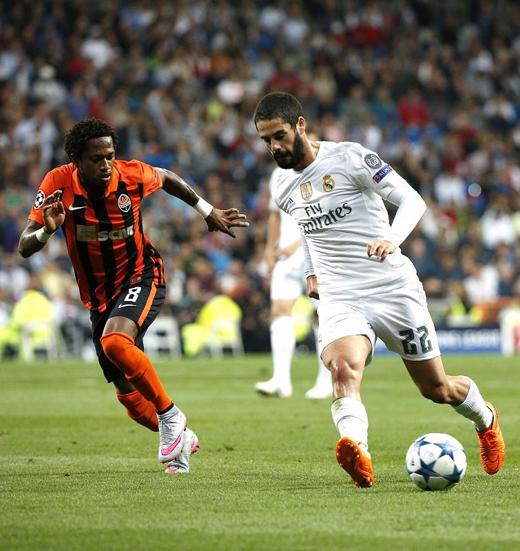 El centrocampista del Real Madrid Isco (d) disputa un balón con el centrocampista del Shakhtar Donetsk Fred