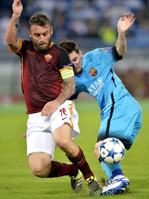 El italiano De Rossi y el argentino Messi pugnan por un balón