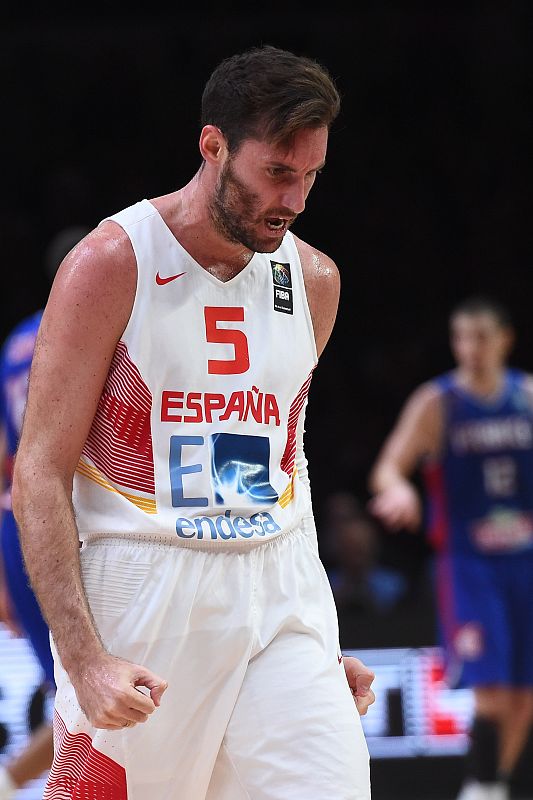 El alero español Rudy Fernández celebra una canasta