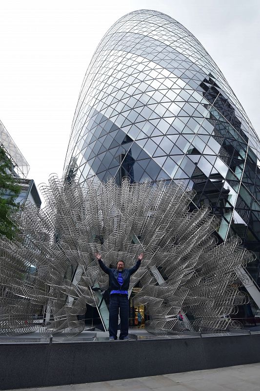 Frente a la escultura 'Forever', en la base de la Gherkin Tower de Londres